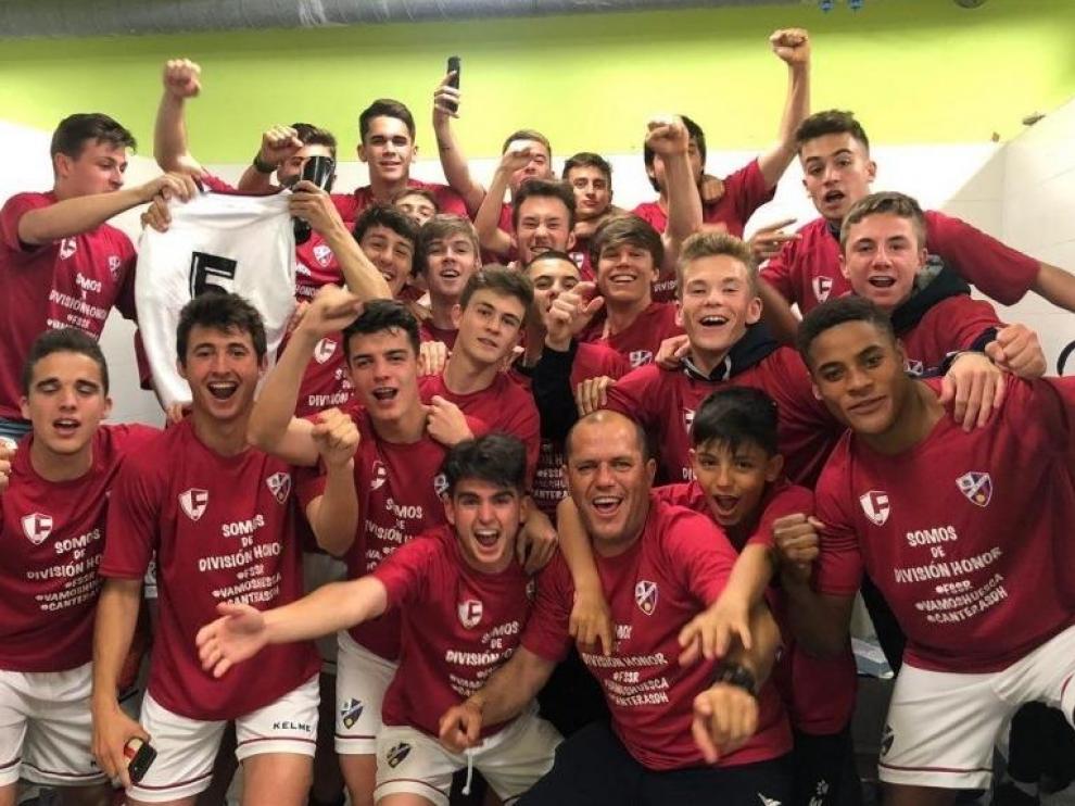 Los juveniles de la SD Huesca celebran su ascenso a División de Honor.