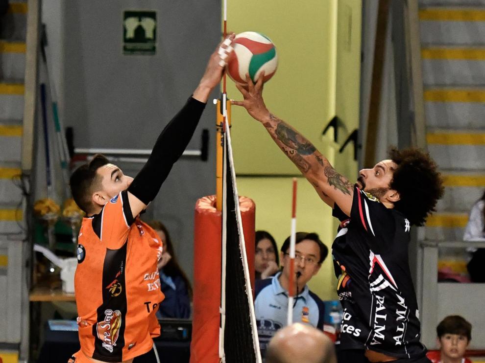 Partido de semifinales entre el CV Teruel y el Urbia Palma Voley