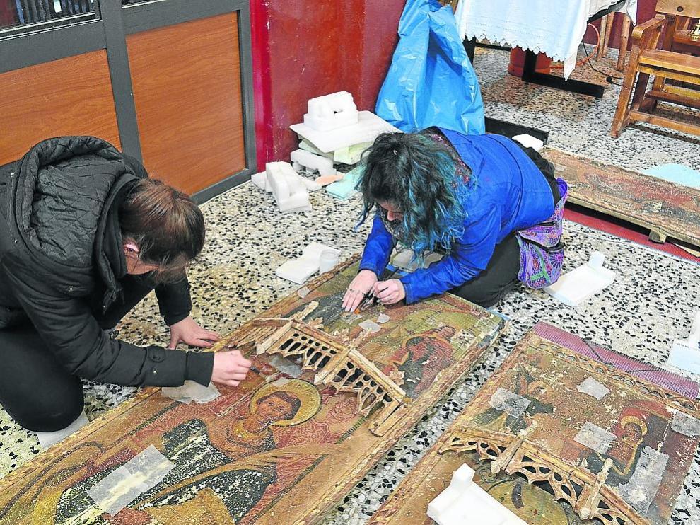 Alumnas analizan las pinturas del retablo de San Vicente de Bueña (Teruel).