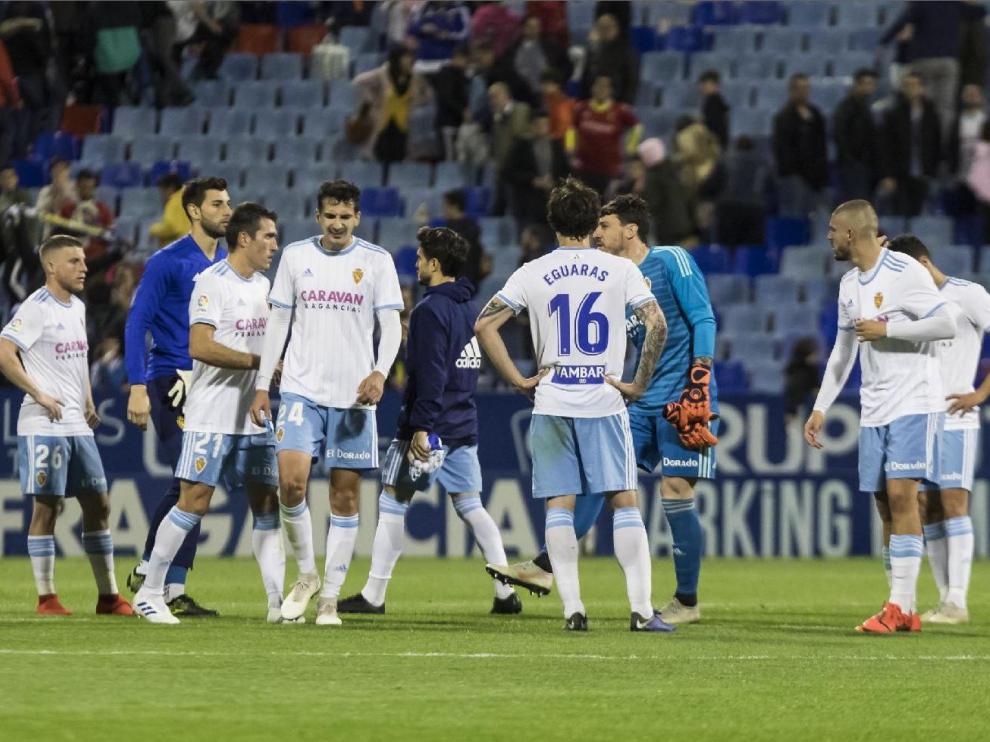 Parte de los futbolistas del Real Zaragoza, cariacontecidos, nada más concluir el partido de este domingo ante el Alcorcón con derrota por 0-2 en La Romareda, escuchan la bronca de la afición.