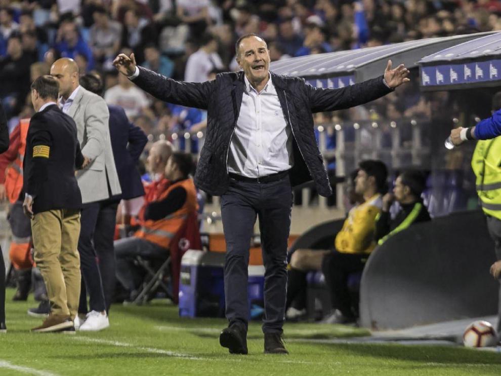 Víctor Fernández grita con desazón en la banda de La Romareda, en el reciente partido del Real Zaragoza ante el Alcorcón de este domingo (0-2).