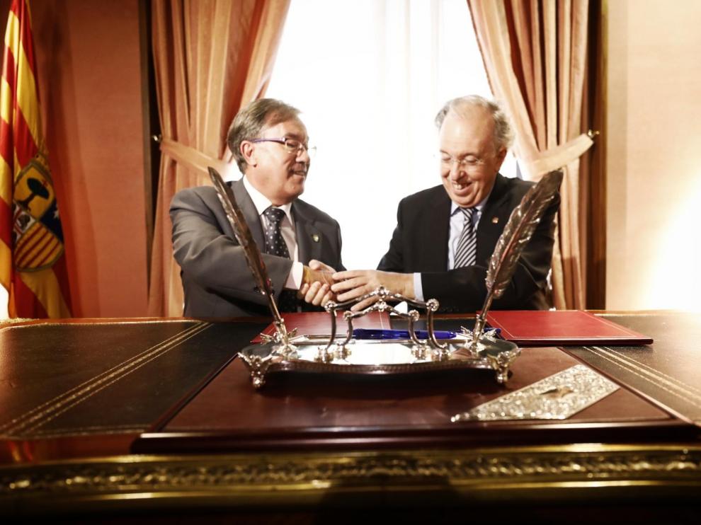 Ángel Dolado y José Manuel Etallo se dan la mano tras firmar el indulto de Semana Santa.