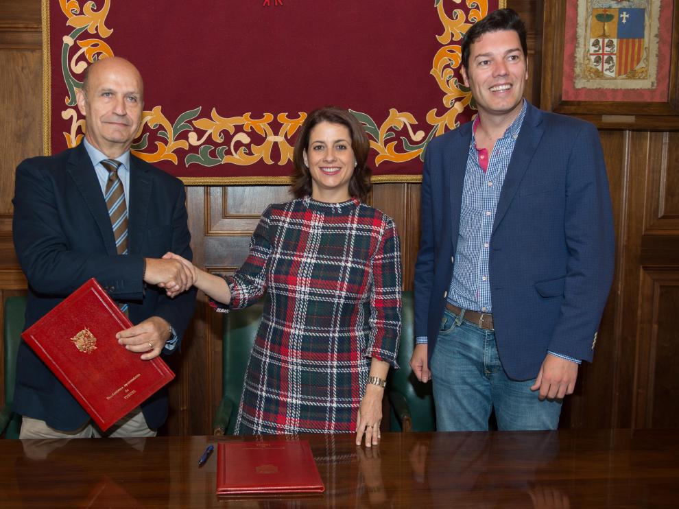 Carlos Ranera, presidente del CV Teruel, con la alcaldesa Emma Buj y el concejal Javier Domingo. J. Escudero