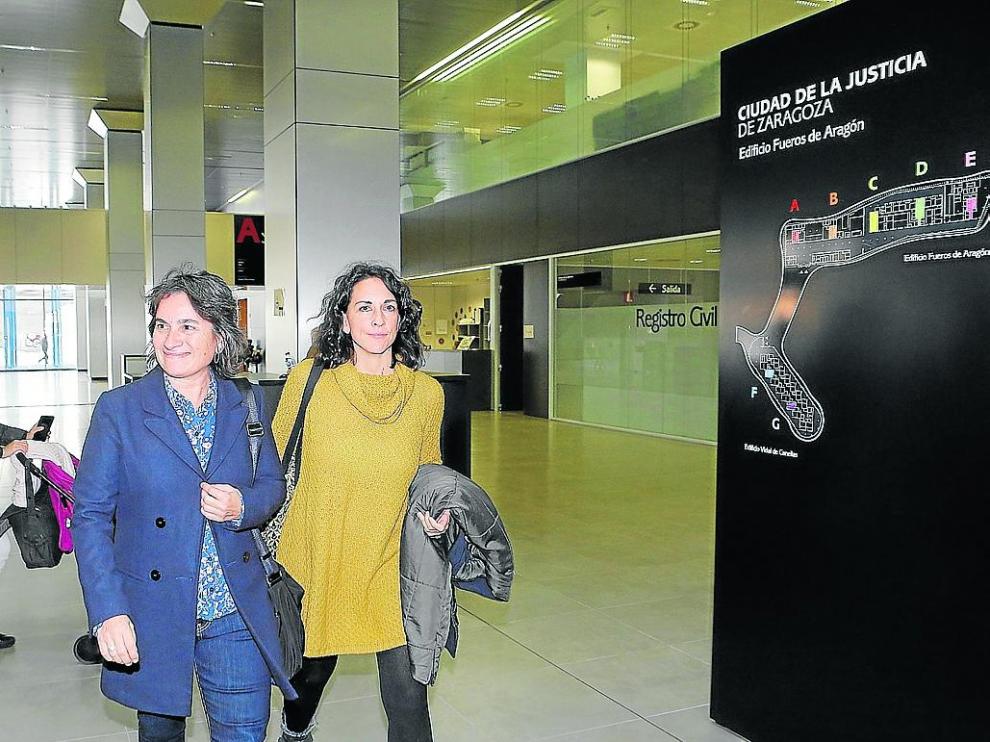 Giner, a la derecha, junto a la vicealcaldesa Luisa Broto, en los juzgados, el pasado noviembre.