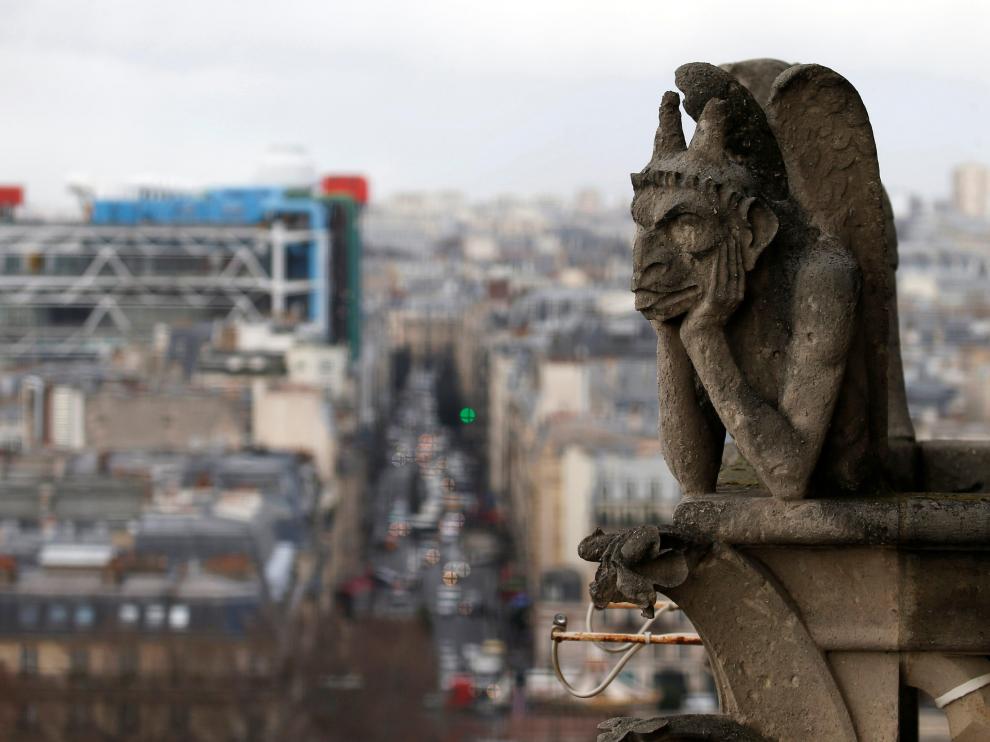 Evalúan los daños en Notre Dame tras el incendio