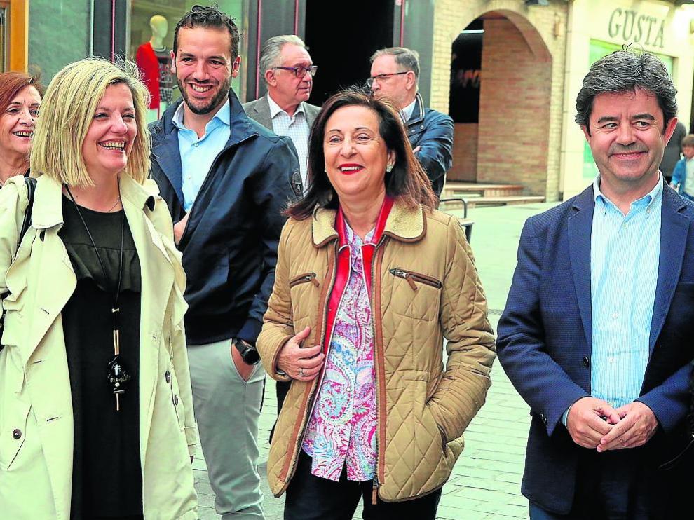 Begoña Nasarre, Margarita Robles y Luis Felipe, ayer, paseando por el centro de Huesca.
