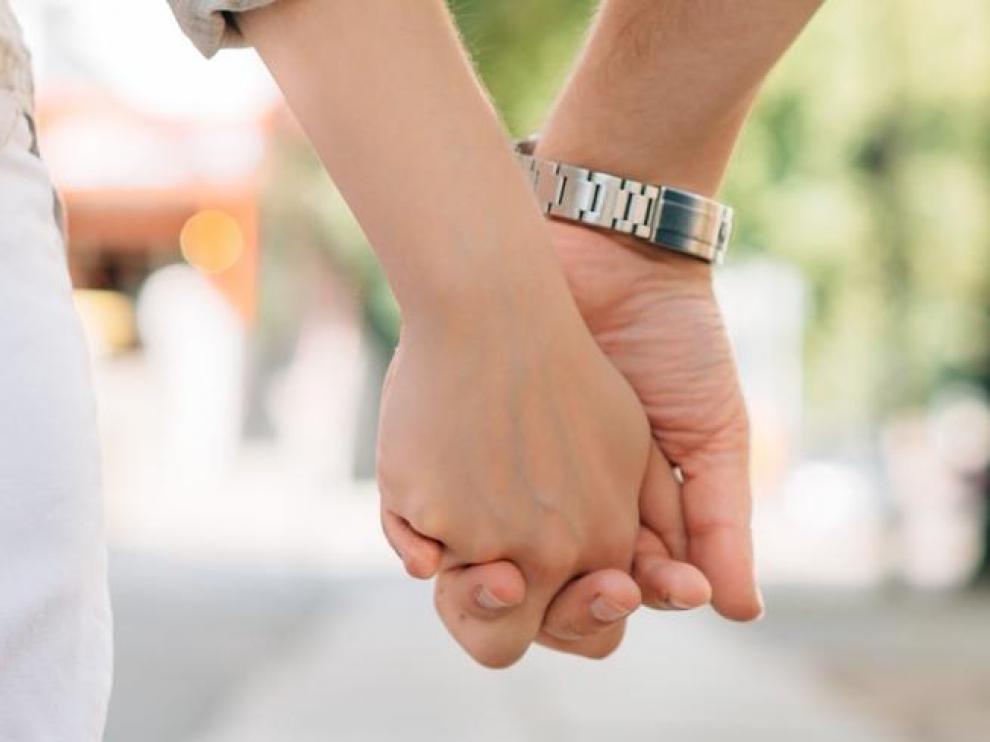 Dos personas dándose la mano.