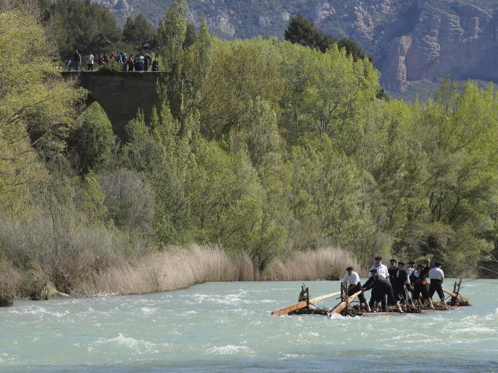 Descenso de una navata por las aguas del río Gállego.