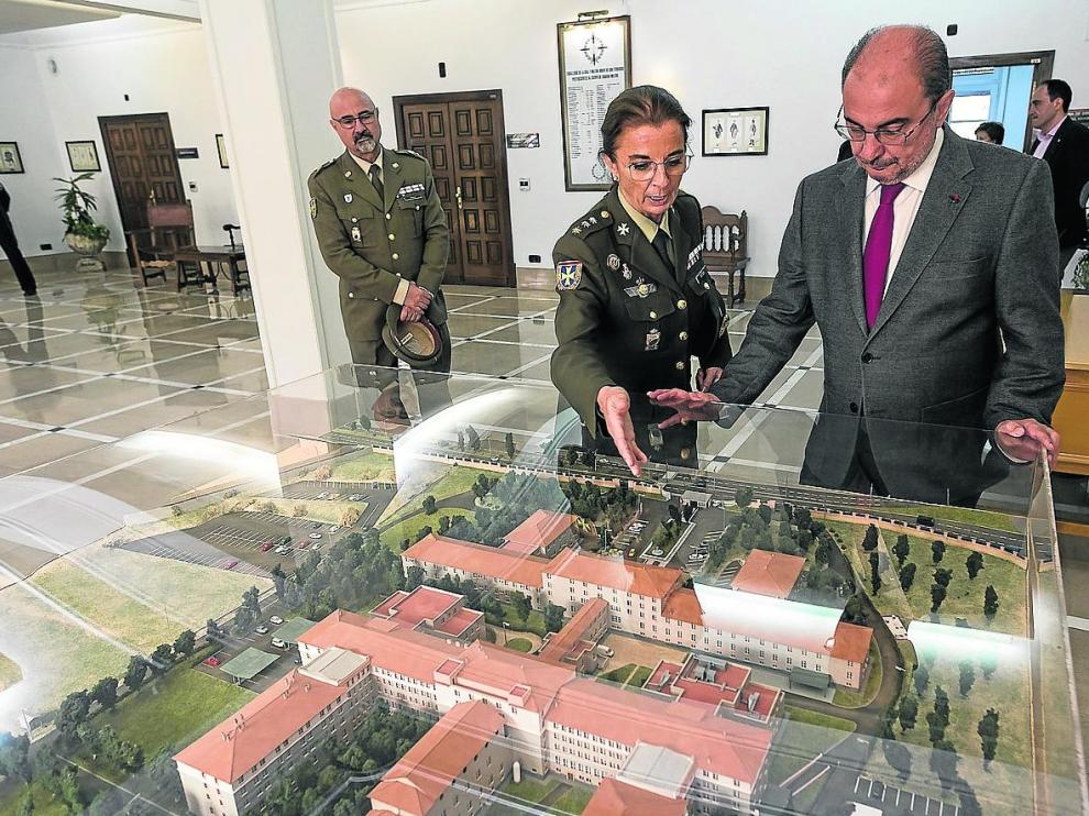 Una escenificación de buenas relaciones. La visita ayer del presidente aragonés, Javier Lambán, al hospital Militar se convirtió en una escenificación de la colaboración con Defensa por encima de los puntos de fricción que existen. Lambán calificó de “formidable” el resultado del convenio suscrito en junio pasado y alabó las “instalaciones y prestaciones espléndidas” del centro. En la foto, junto a la directora del hospital, la coronel Ana Betegón.