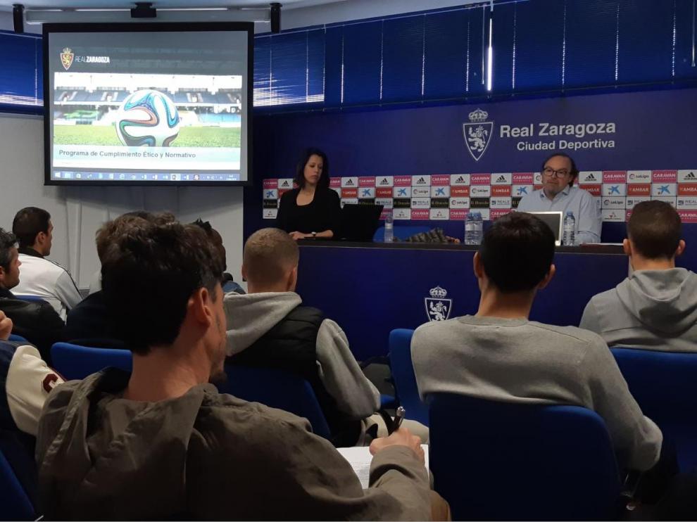 La plantilla del Real Zaragoza atiende a Fernando Sainz de Varanda, vicepresidente del Consejo de la SAD, en la charla de este miércoles en la Ciudad Deportiva.