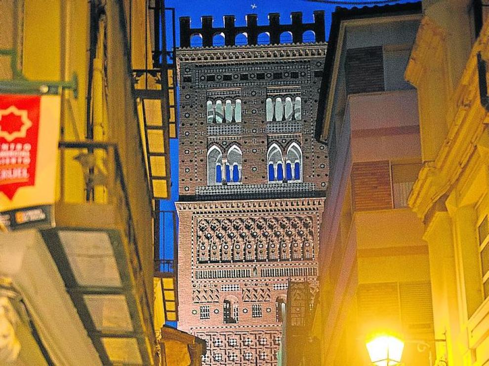 Los 27 proyectores incrustados en el suelo y adosados a la fachada de la iglesia del Salvador están apagados.