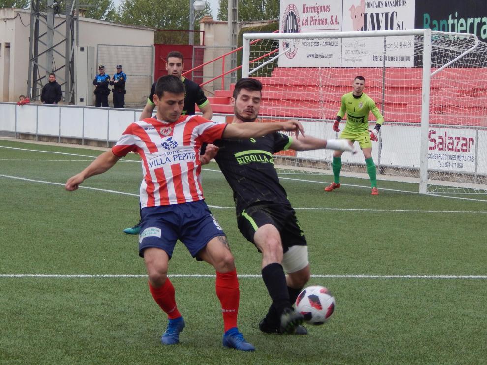 Un jugador del Illueca y otro del Monzón pugnan por un balón.