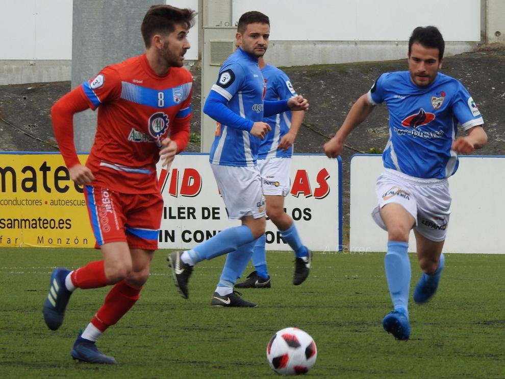 Un lance del partido entre el Binéfar y Sariñena.