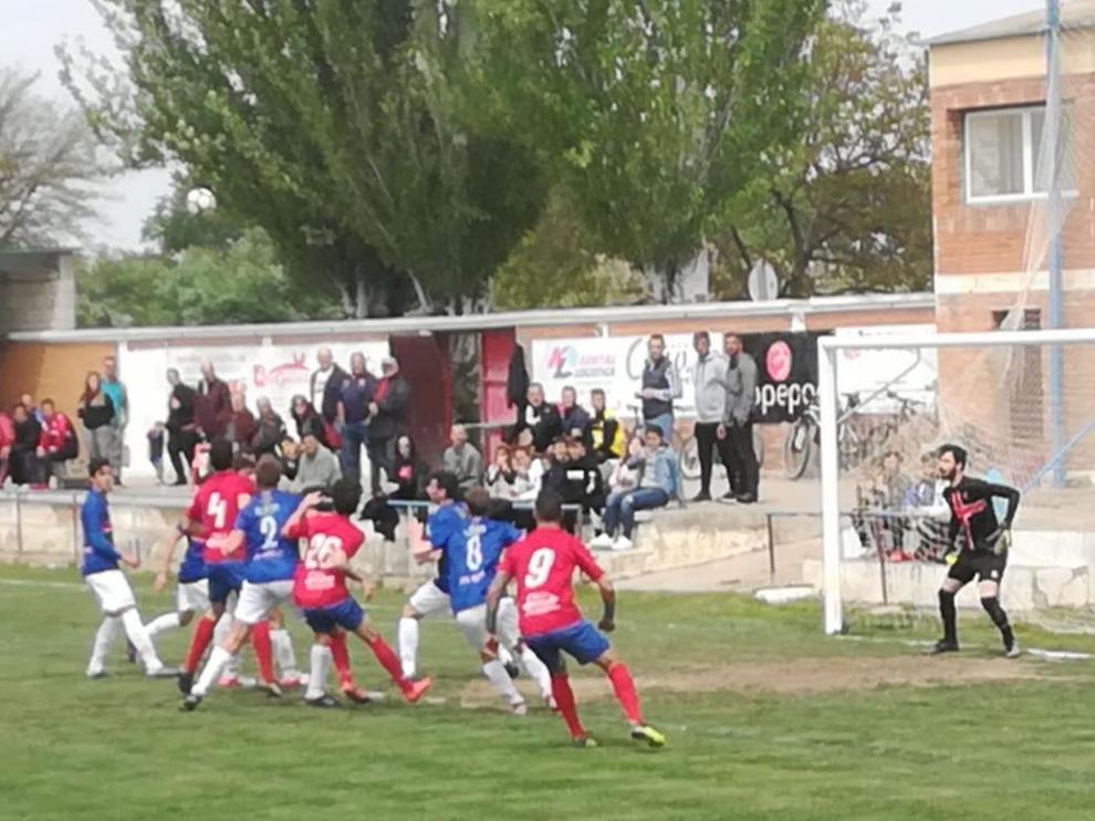 Un momento del choque disputado en el Jaqués Lebrero entre el Gallur y Zuera.