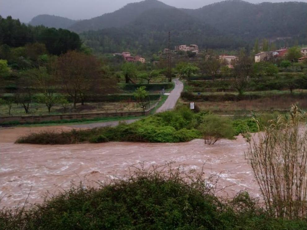Los vecinos de Olba se han quedado incomunicados en plena Semana Santa por la crecida del río Mijares tras las lluvias de este miércoles en Teruel.