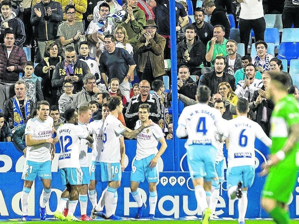 Los jugadores del Real Zaragoza celebran un gol junto a la grada.