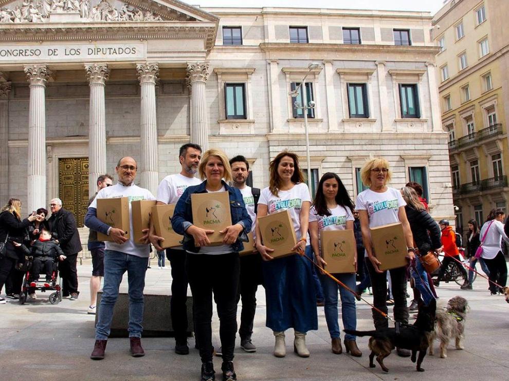 Pacma presenta los avales para las elecciones europeas.