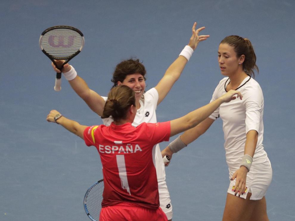 Carla Suárez celebra el triunfo con su compañera Garbiñe Muguruza.