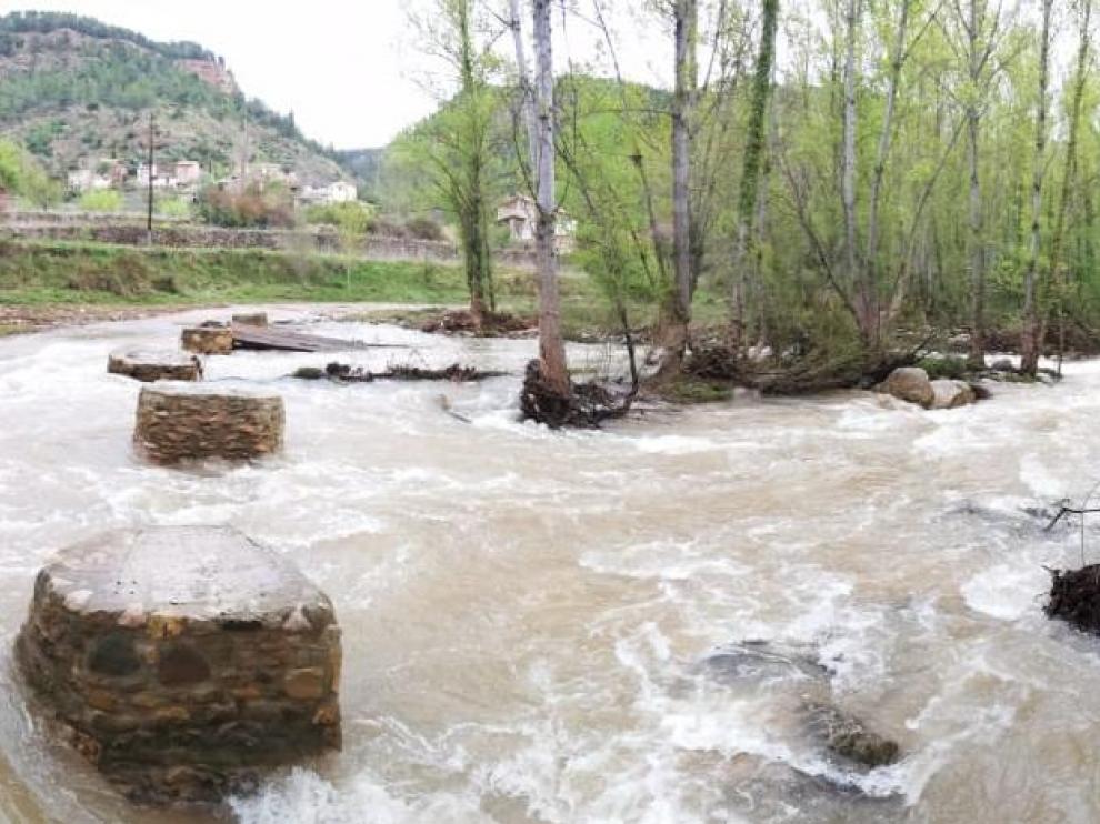 El río Mijares, desbordado, a su paso por el barrio de los Tarrasones, en Olba (Teruel).