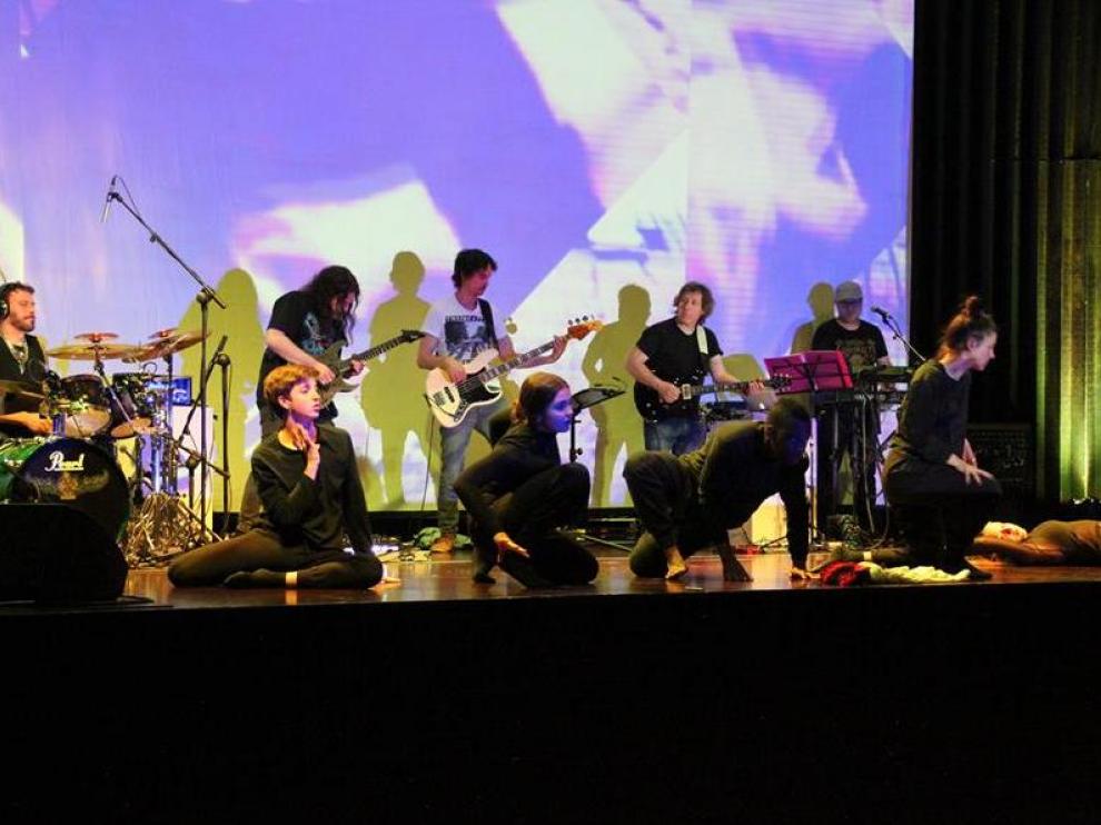 Ensayo de la obra, con el grupo musical y el conjunto de baile