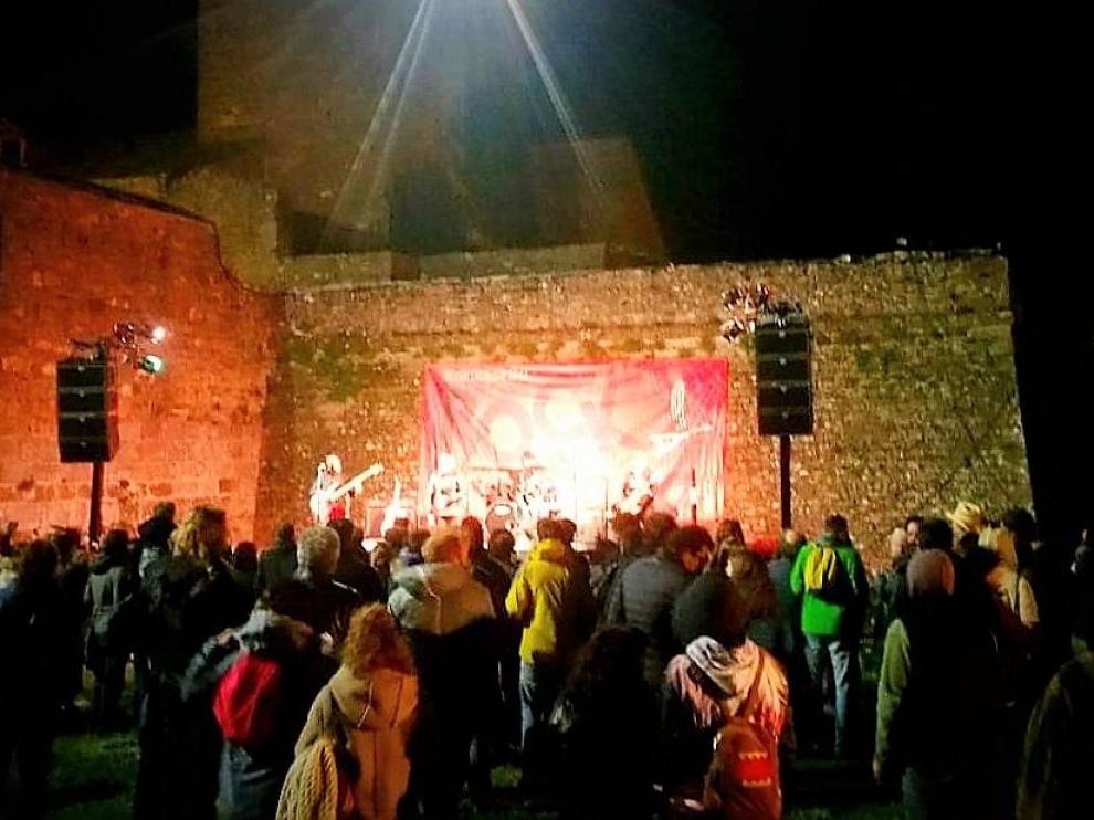 Rock en el foso en el Castillo de Aínsa.