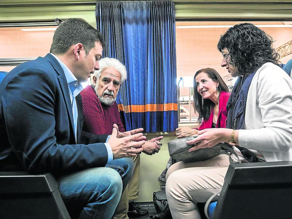 Alberto Jiménez, Manuel Gimeno, Alejandra Cortés y Susana Val, en animada conversación