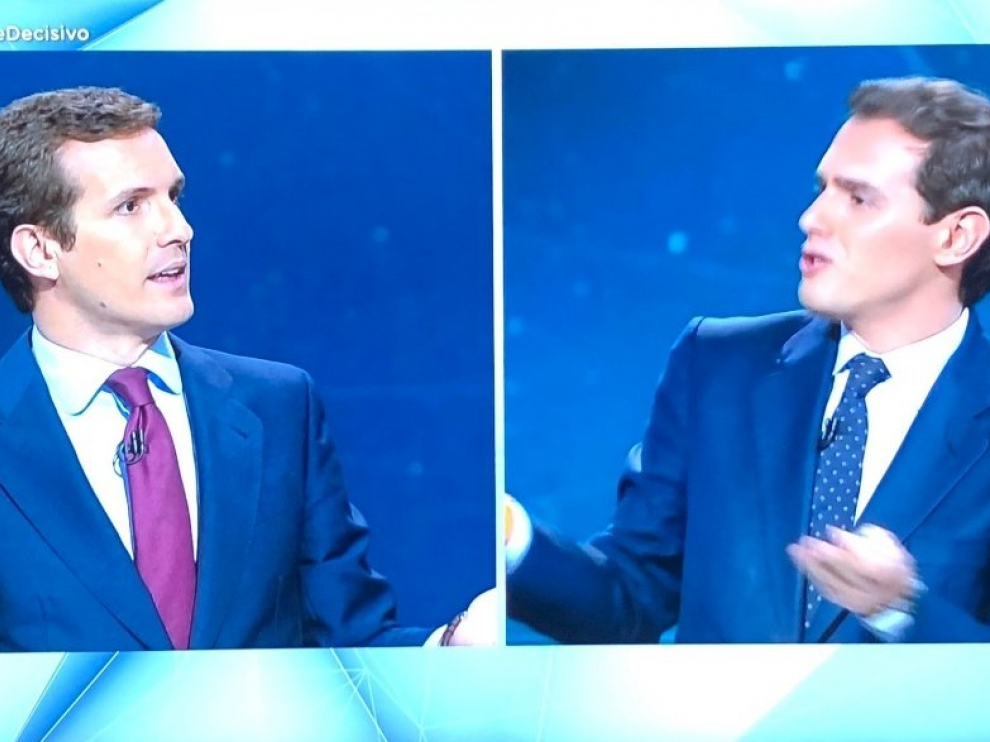 El líder del PP, Pablo Casado, y el líder de Cs, Albert Rivera, enfrentados durante el debate electoral.