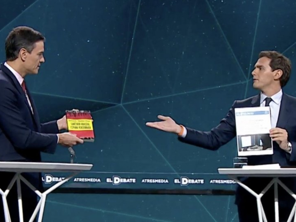 El líder de Cs regala al del PSOE su propia tesis y éste le regala el libro de Santiago Abascal, líder de Vox.