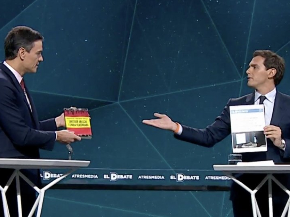 El líder de Cs regala al del PSOE su propia tesis y éste le regala el libro de Santiago Abascal, líder de Vox.