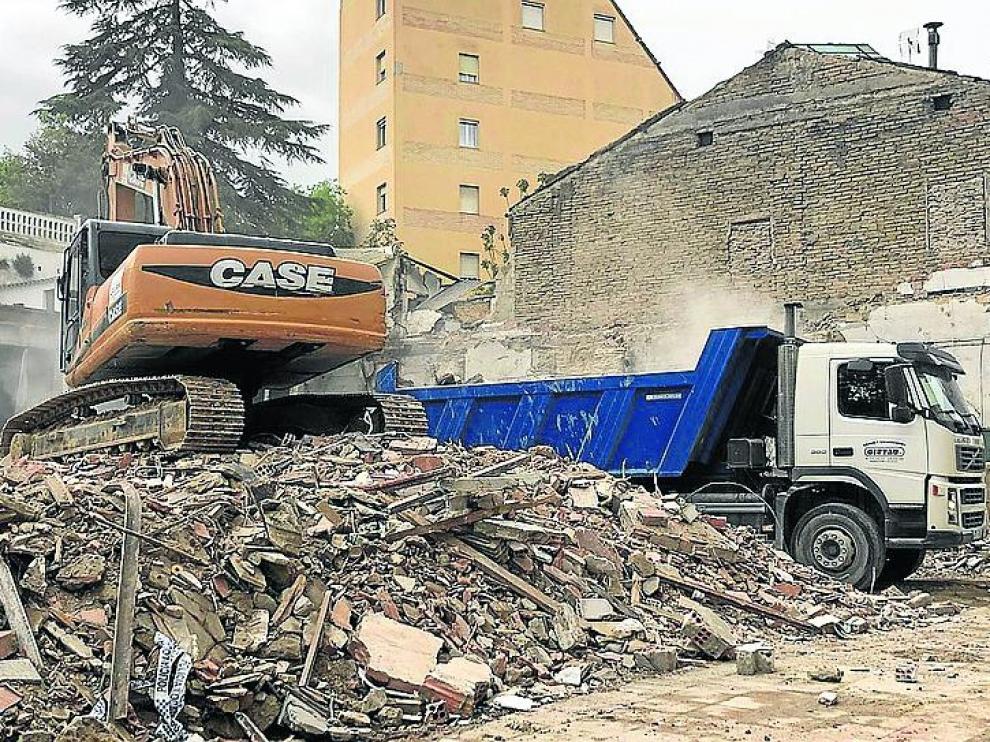 Este miércoles comenzaron los trabajos de retirada de escombros de la casa que se derrumbó el martes.