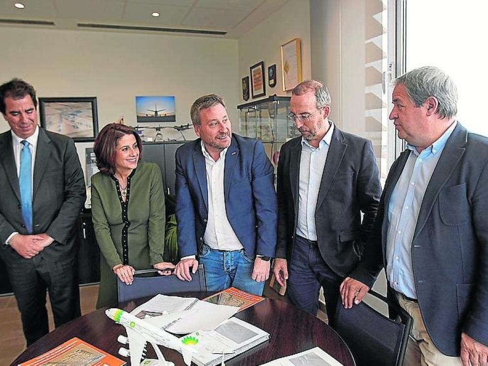 Ibrahim, Buj y Soro, junto a otros miembros del Consejo Rector del Aeropuerto, el miércoles en Teruel.