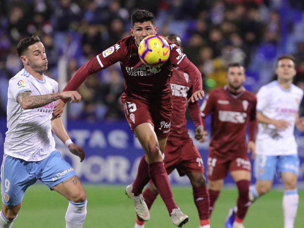 Álvaro Vázquez, con Lasure de fondo, en una jugada del Real Zaragoza-Córdoba de la primera vuelta, que acabó 0-0 en La Romareda.