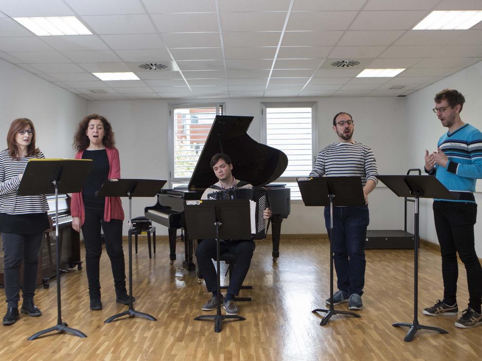 Vanesa García, Elena Ruiz, el acordeonista Ander Tellería, César Polo y Jorge Apodaca, durante el ensayo de ayer.