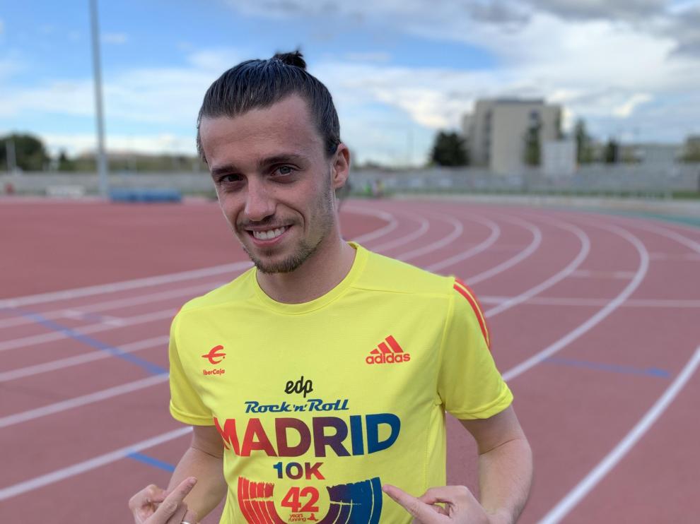 Carlos Mayo, en Zaragoza con la camiseta de la 10K de Madrid.