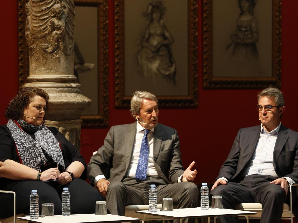 Cristina Gallar (Fribin), Fernando Lacasa (Chocolates Lacasa) y José Antonio Briz (Grandes Vinos), han participado en un encuentro informativo organizado por Efe.