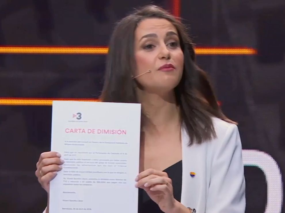 Inés Arrimadas le entrega una carta de dimisión completamente rellenada a Vicent Sanchis para que dimita.