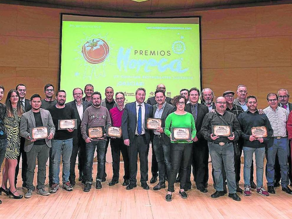 Retrato de familia de todos los galardonados en la gran noche de los XX_Premios Horeca