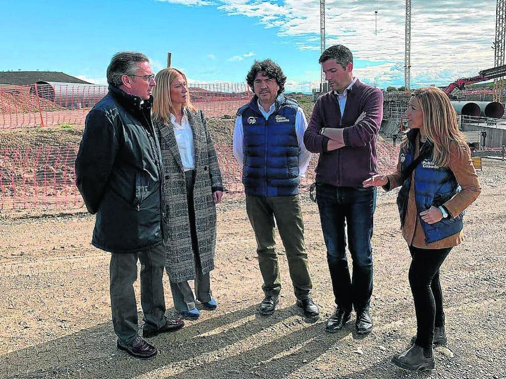 Beamonte, Vaquero, Garcés y Alós se desplazaron el jueves hasta el entorno de la balsa de Almudévar para recalcar que el PP es el único partido que defiende las obras del Pacto del Agua.