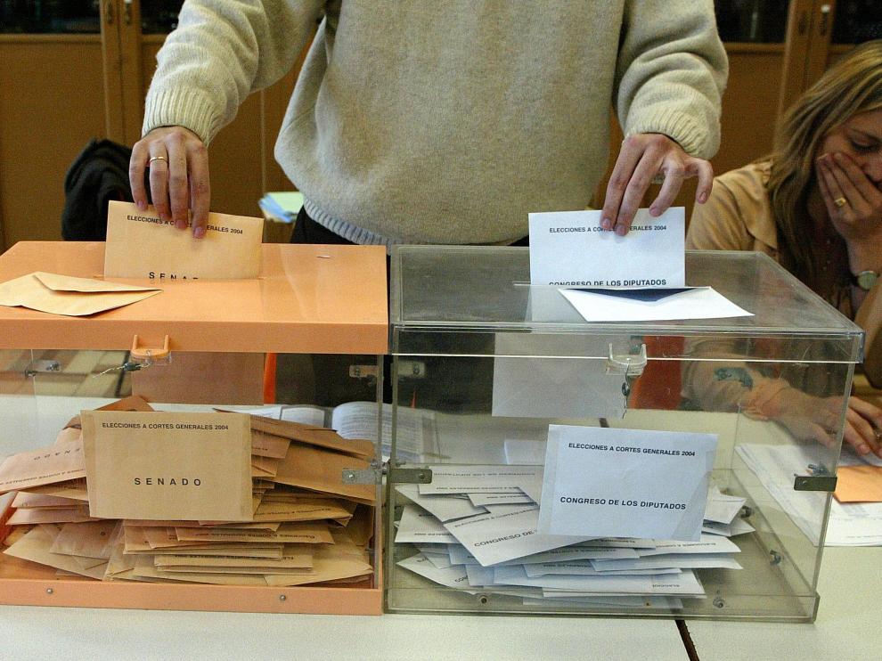 ELECCIONES GENERALES 2004 / COLEGIO JOAQUIN COSTA / 14-03-04 / FOTO: JUAN CARLOS ARCOS 74AC7102.jpg