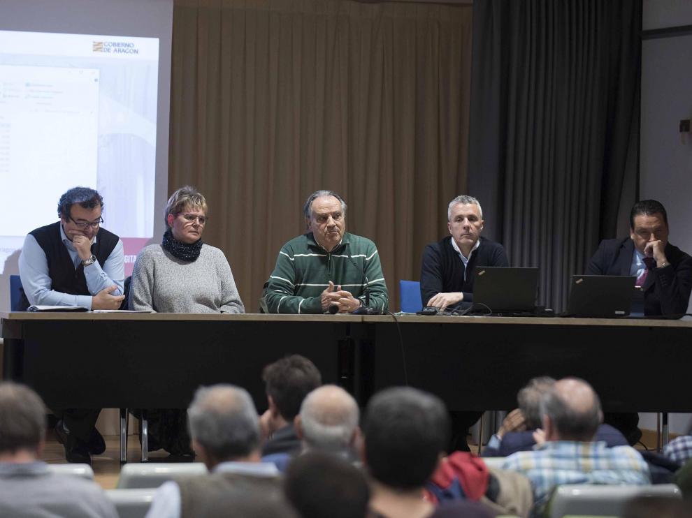 Imagen de los componentes de la mesa de la reunión con los clubes de fútbol