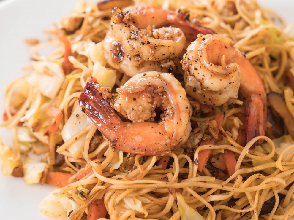 Noodles con verduras, salmón y langostinos.