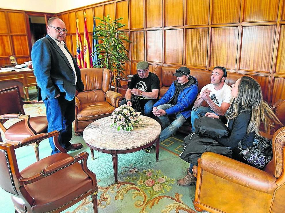 José Ramón Morro recibió en su despacho a miembros de la asociación Amigos de Iranzo.