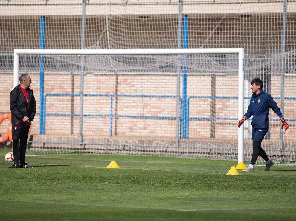 Cristian Álvarez habla con Víctor Fernández durante el último entrenamiento, en el que el portero ha sido foco de máxima atención para el técnico.