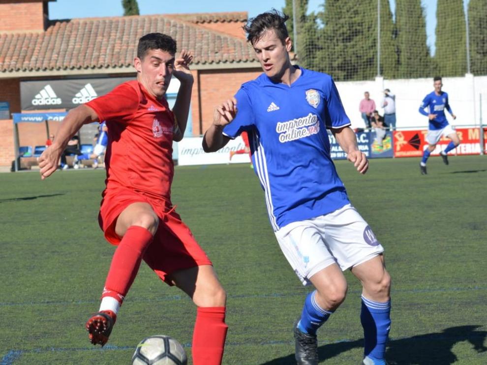 Dos jugadores luchan por un balón