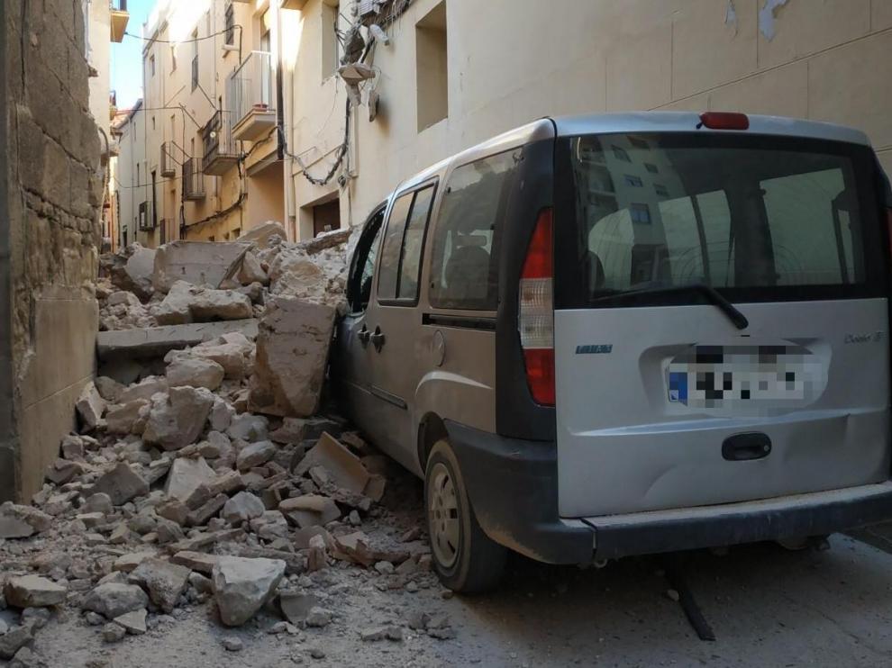 Derrumbe de la fachada de una vivienda en el casco viejo de Alcañiz.
