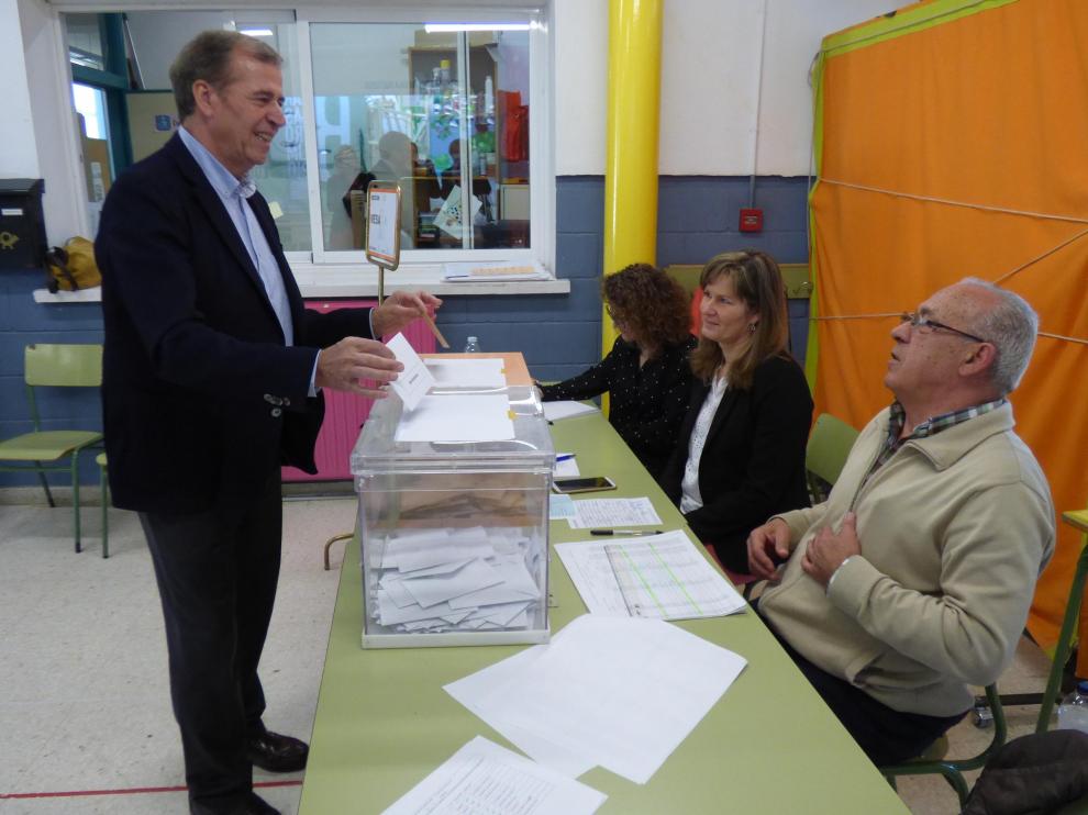El candidato al Senado del PSOE por Huesca, Antonio Cosculluela, votando esta mañana en el colegio electoral del CP La Merced de Barbastro.