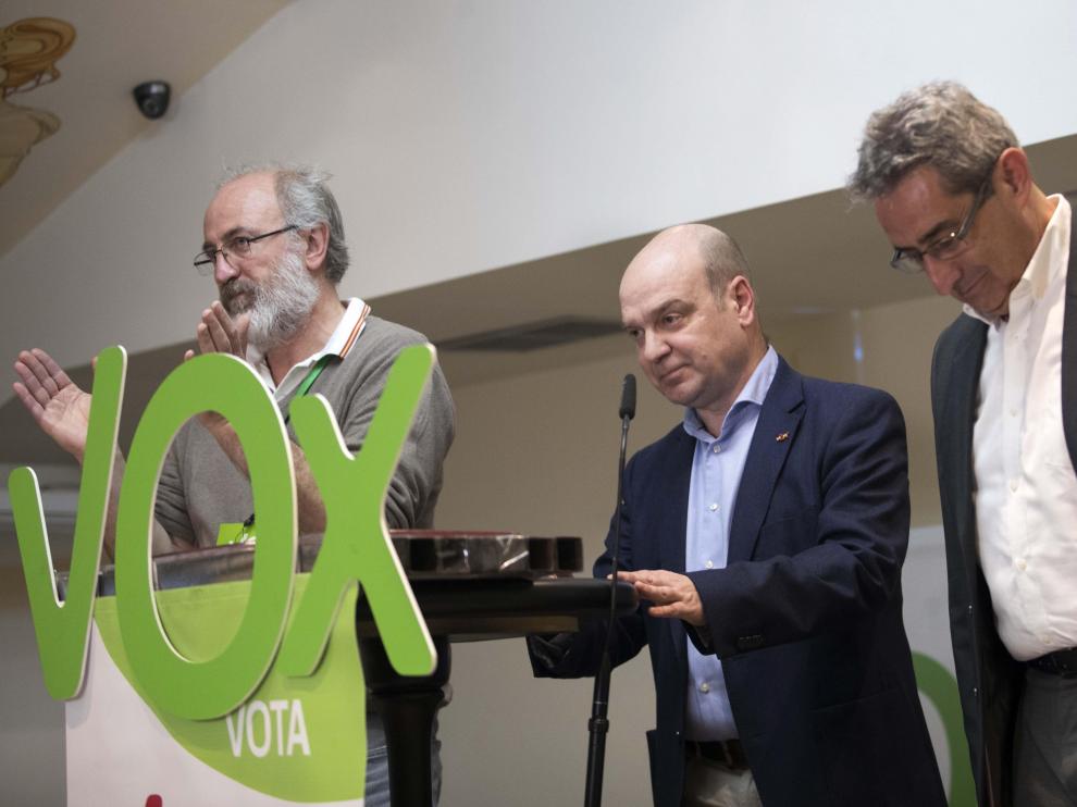 El presidente de Vox Zaragoza, Santiago Morón, en el centro del atril