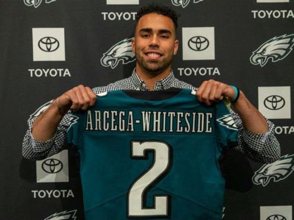 JJ Arcega ya posa con la camiseta de los Philadelphia Eagles.
