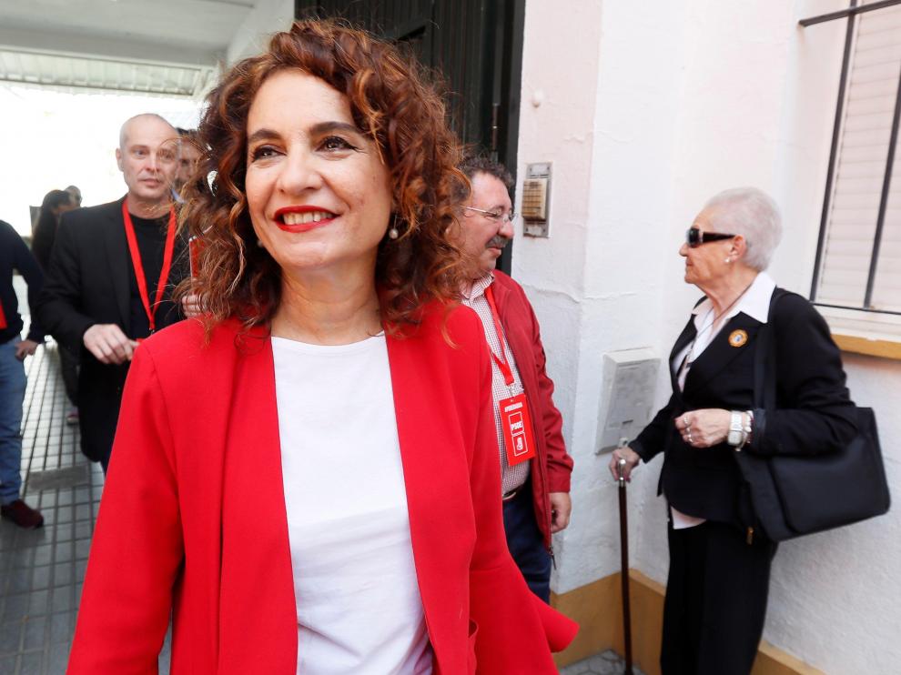 La ministra María Jesús Montero ha ejercido su derecho al voto este domingo en Sevilla.