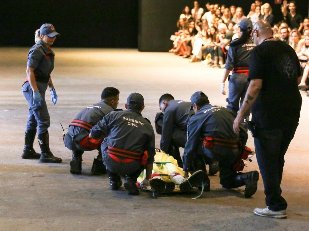 Los bomberos asistieron al modelo Tales Cotta en la pasarela, pero finalmente falleció en el hospital.